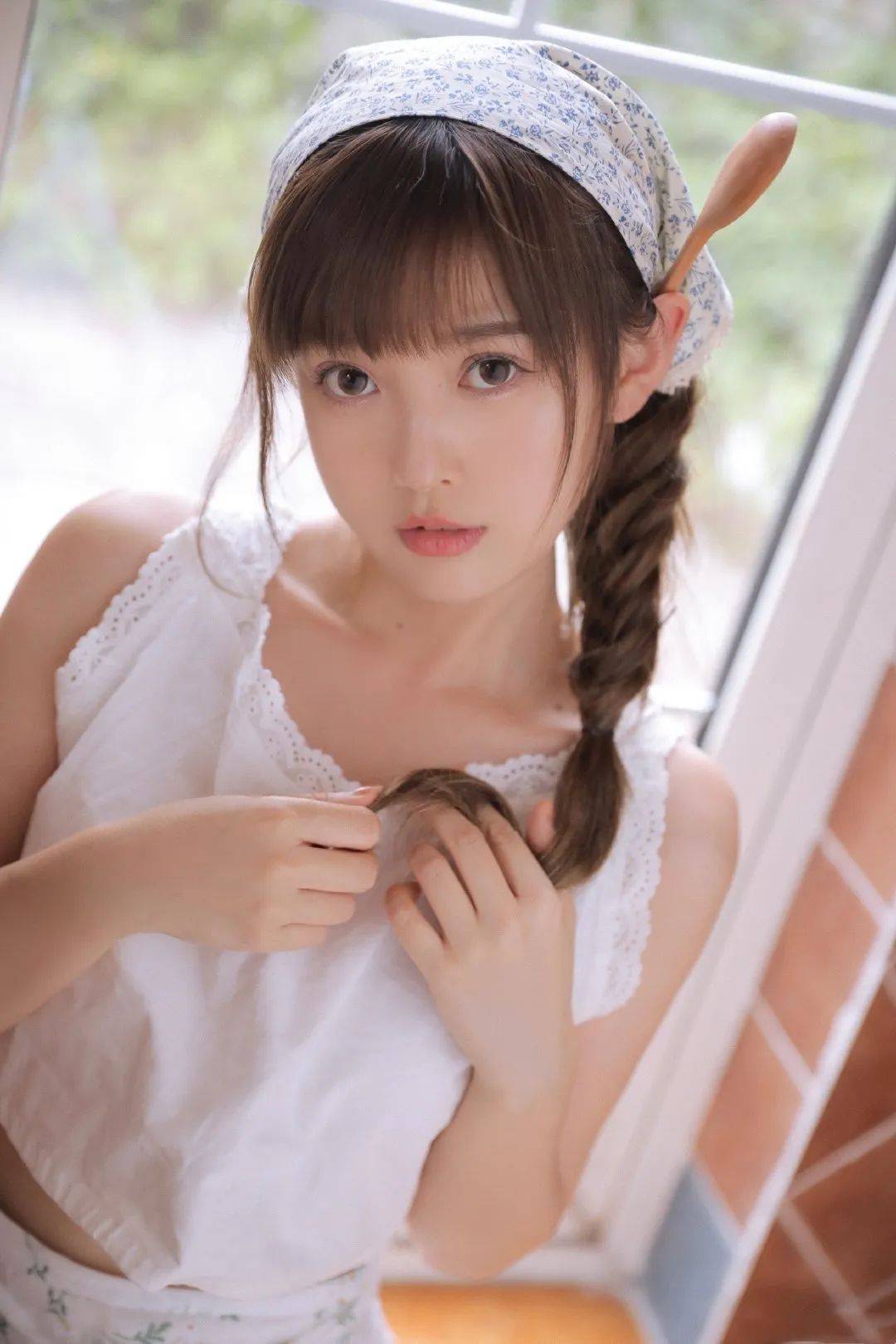 白衣妩媚,双腿修长,美女厨神的曼妙舞动独领风骚!_美的_裙摆_生活