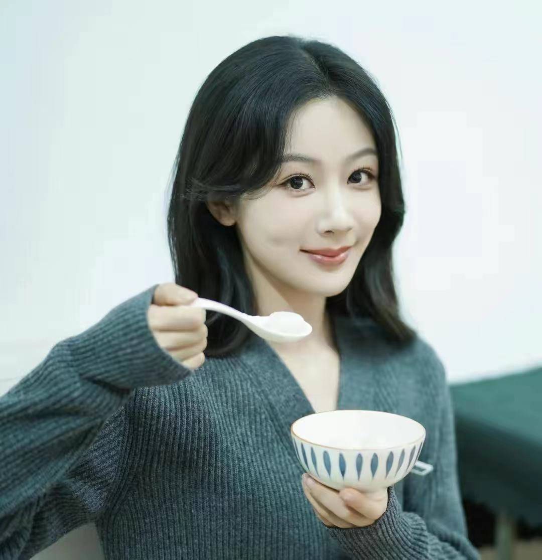 杨紫元宵夜品味传统,暗绿针织衫散发成熟魅力_造型_节日_韵味