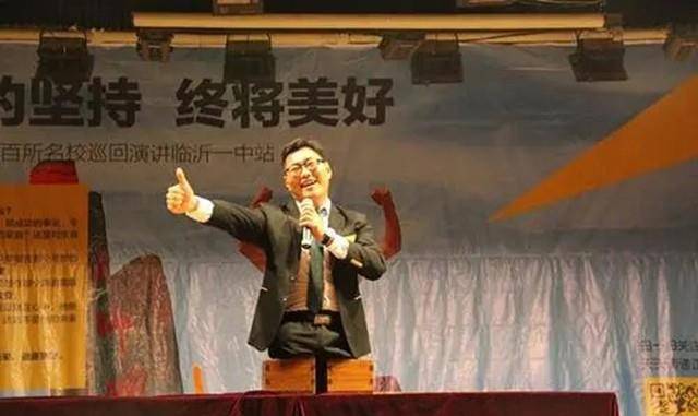 80后无腿青年靠"嘴"赚钱,娶妻生子过上小康生活,捐善款上百万_陈州