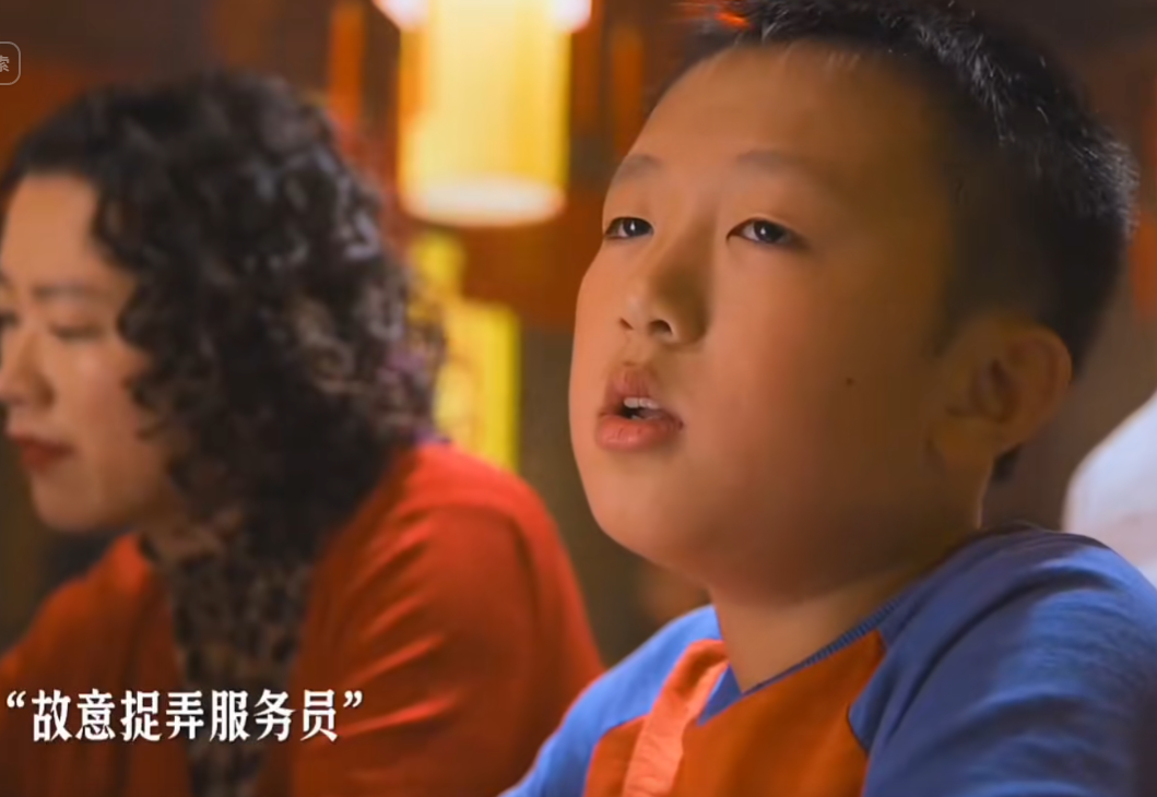 熊孩子不停惹事父母都惯着,火锅店内惹怒两逃犯,一