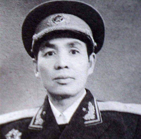 丁盛担任南京军区司令,为何4年后被撤职,追悼会只能称"老人"_林彪