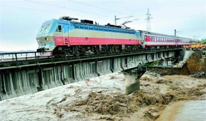 2010年广汉市突发洪水,火车悬挂断桥上,坠河前上千人全部生还_节车厢