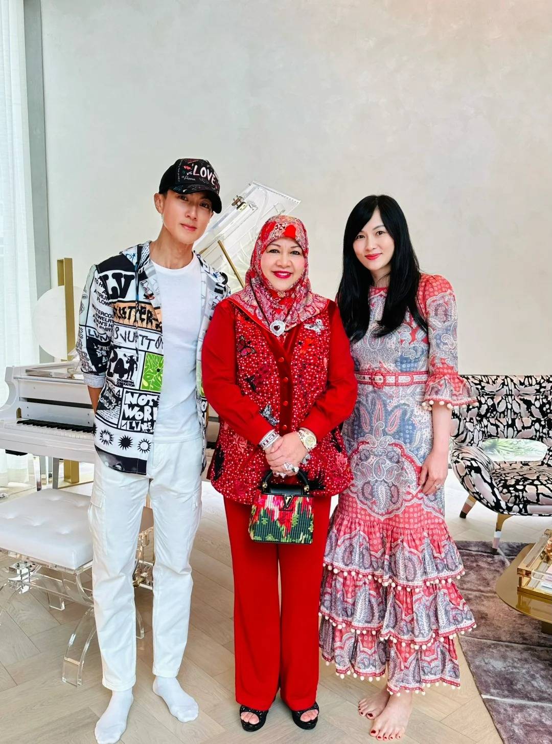 汶莱皇妃来吴尊家拜年,neinei身穿霉霉衬衫,舞狮少年max好喜庆_生活