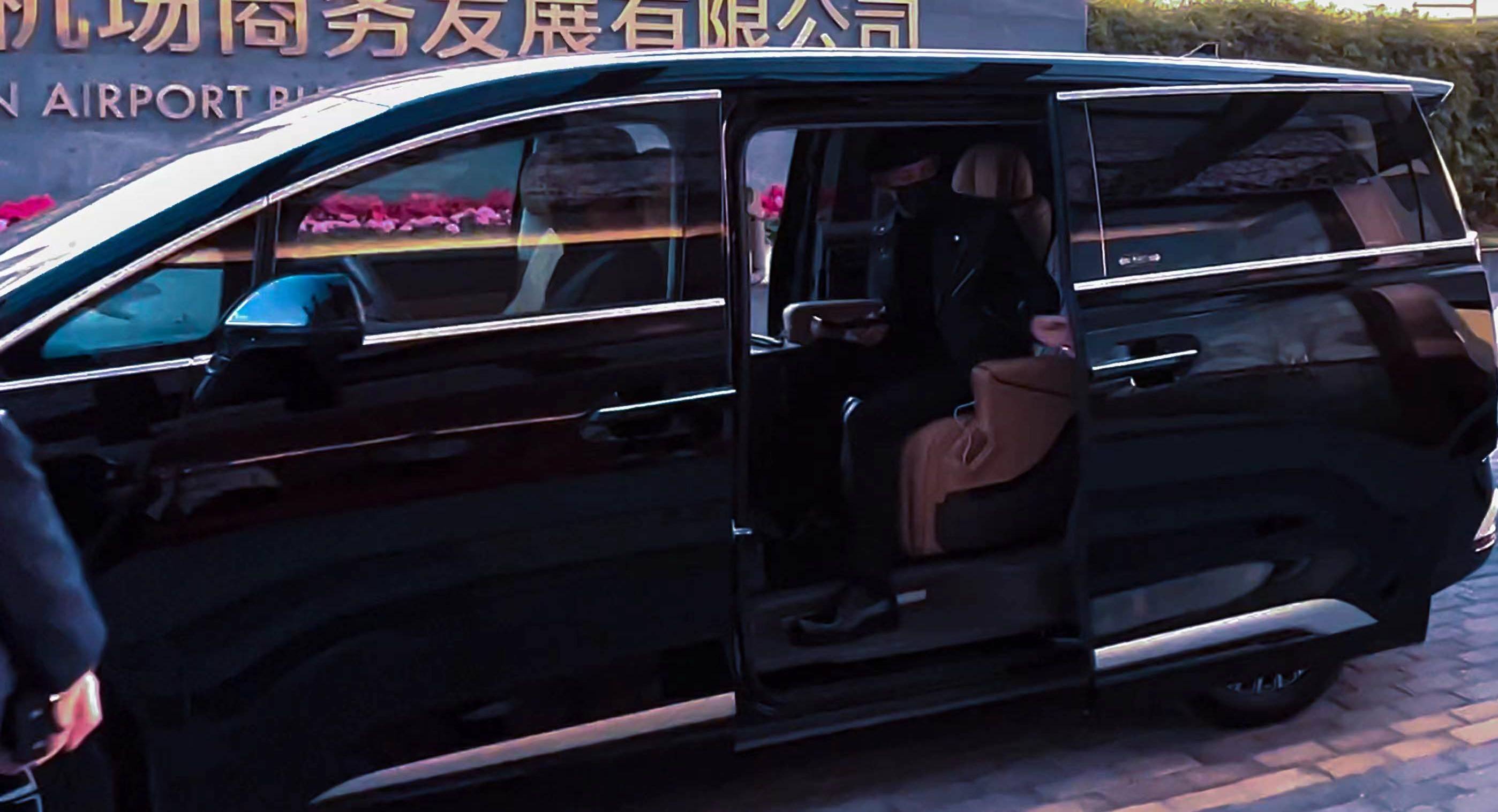 时尚顶流#王嘉尔#一开年就乘坐腾势d9亮相多个行程,这辆新换的保姆车