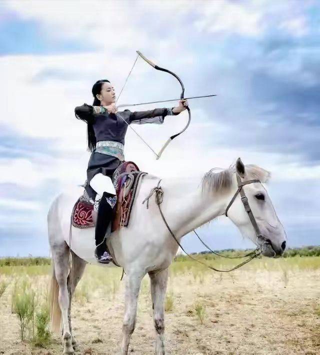 佟丽娅惊艳亮相新疆伊宁,锡伯族传统服饰美翻全场!