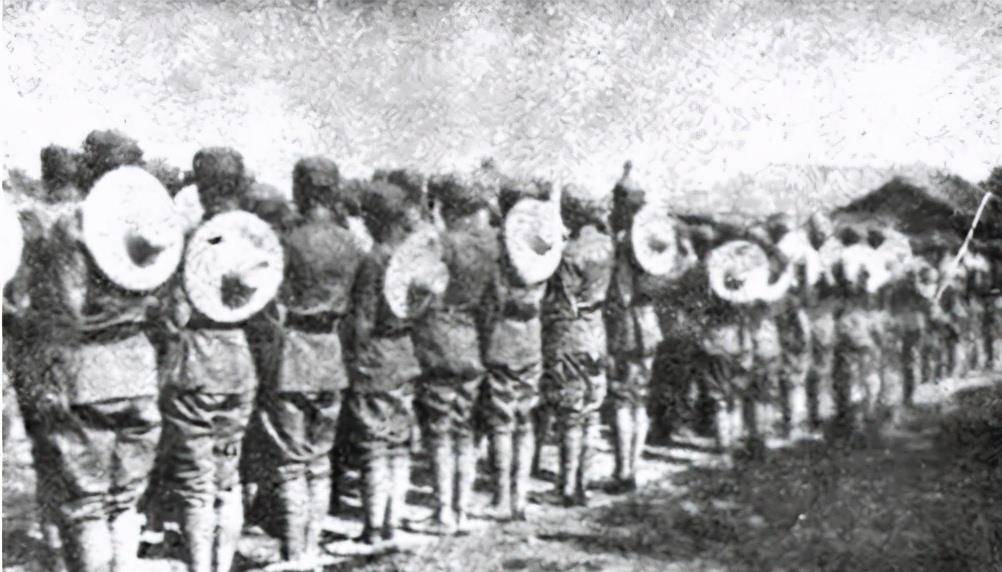 川军排长失踪,妻子寻找六十年,80岁结婚当天,才知他在身边_邱大明