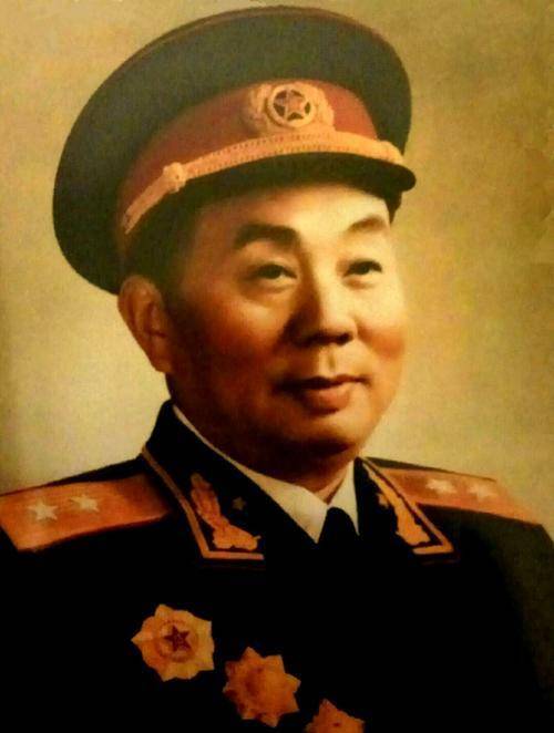 上海警备区司令员饶子健在办公，岗哨说有人找，将军问：他是谁？