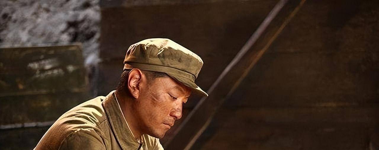 一小学生在烈士陵园扫墓,多年后才被告知,那里葬有