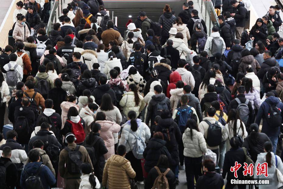 中国铁路进入返程客流高峰 搜狐大视野 搜狐新闻 2209