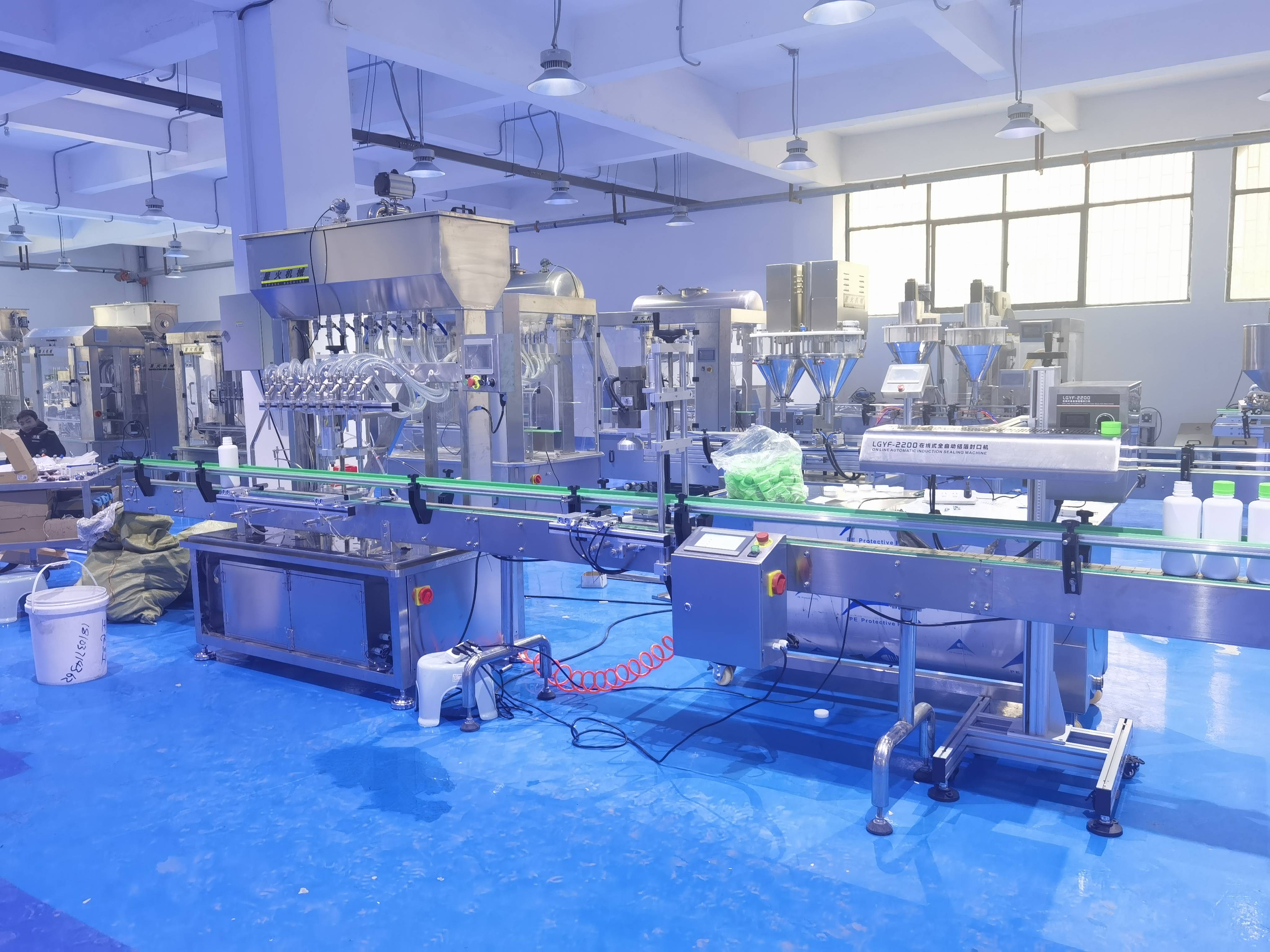 大型药液灌装机生产线,液体定量灌装机振奋医药产业拓展安全生产_方面