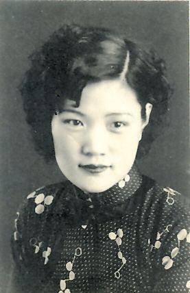 这所学校的教学宗旨是培养出贤良淑德的大家闺秀,但安娥却偏偏成了"