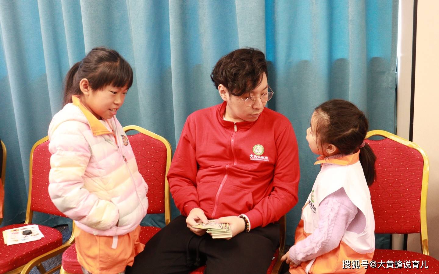小时候经常被父母打骂的孩子 专家这样给你支招_亲子教育_成长_大黄蜂