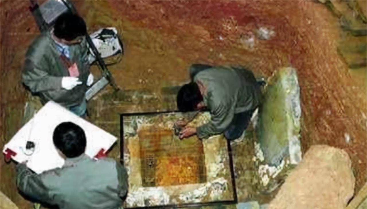 2000年雷峰塔挖出白蛇图片