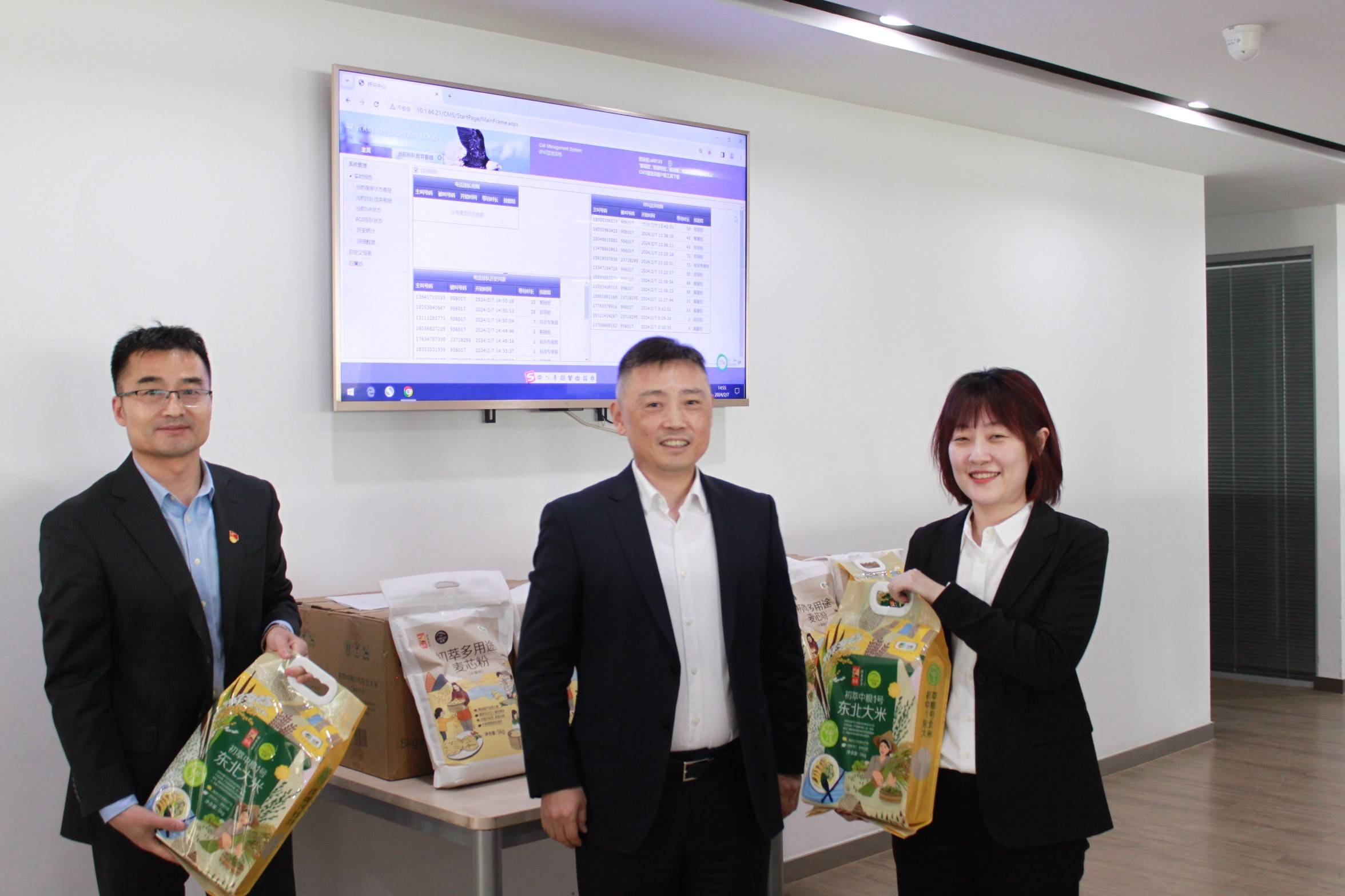 泰达控股副总经理刘振宇向客服坐席代表发放慰问品