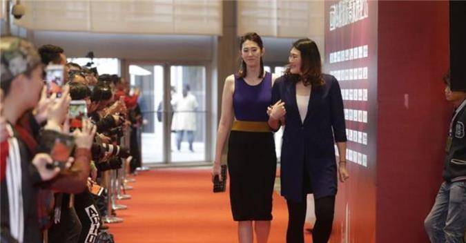 薛明:曾嫁矮自己13公分的央视编导,今当解说员还玩赛车_运动_身高