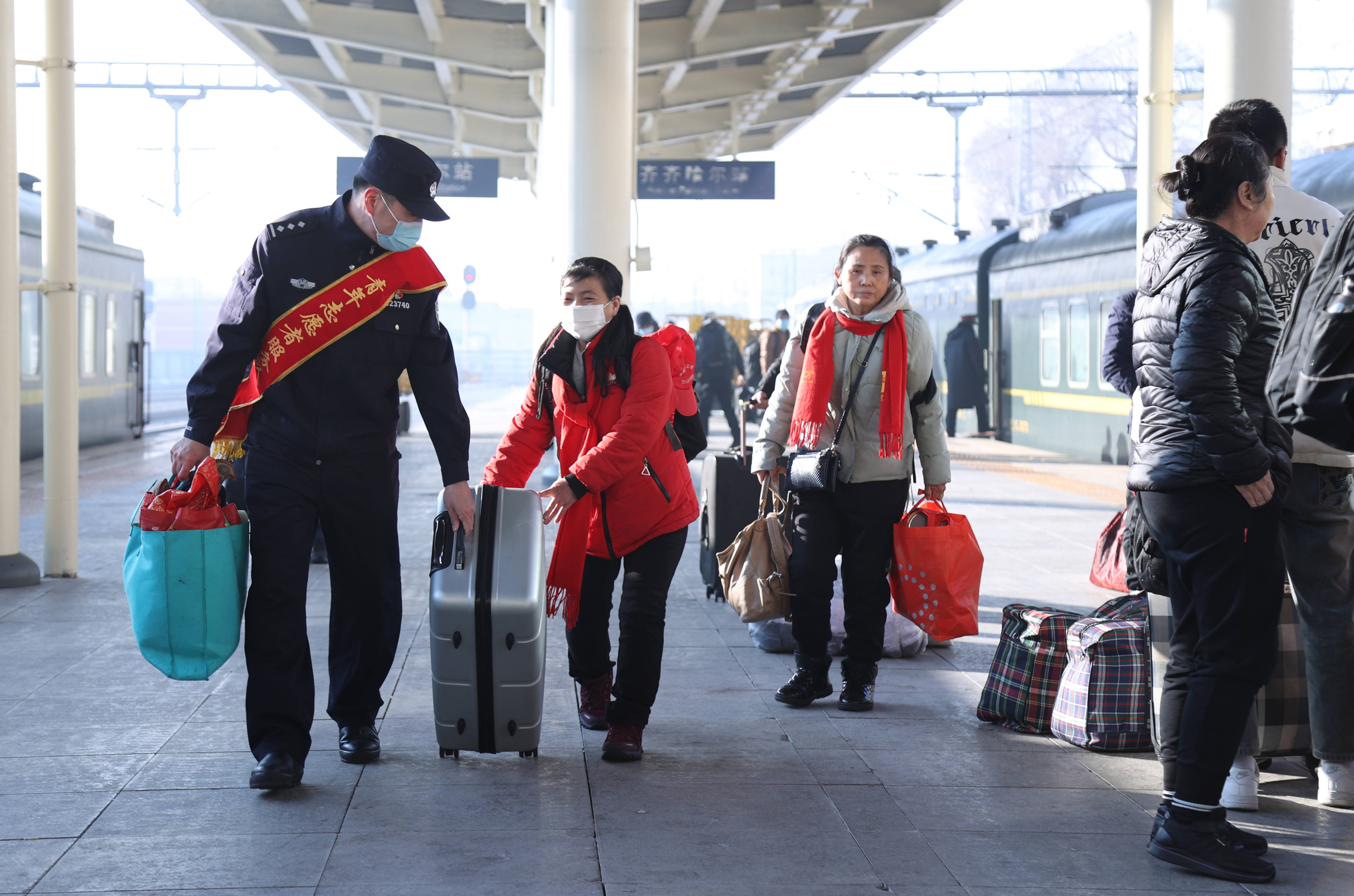 《情暖旅途》 齐齐哈尔铁路公安处 刘亚涛 摄春节前夕,务工人员返乡