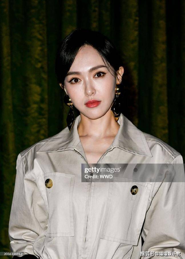 唐嫣现身巴黎时装周展现完美状态,生图引赞叹但仍有争议