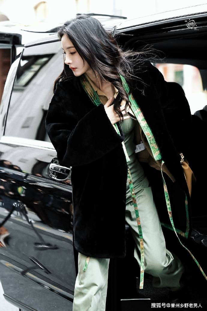 杨幂巴黎时装周:展现中国风采,传承中华文化