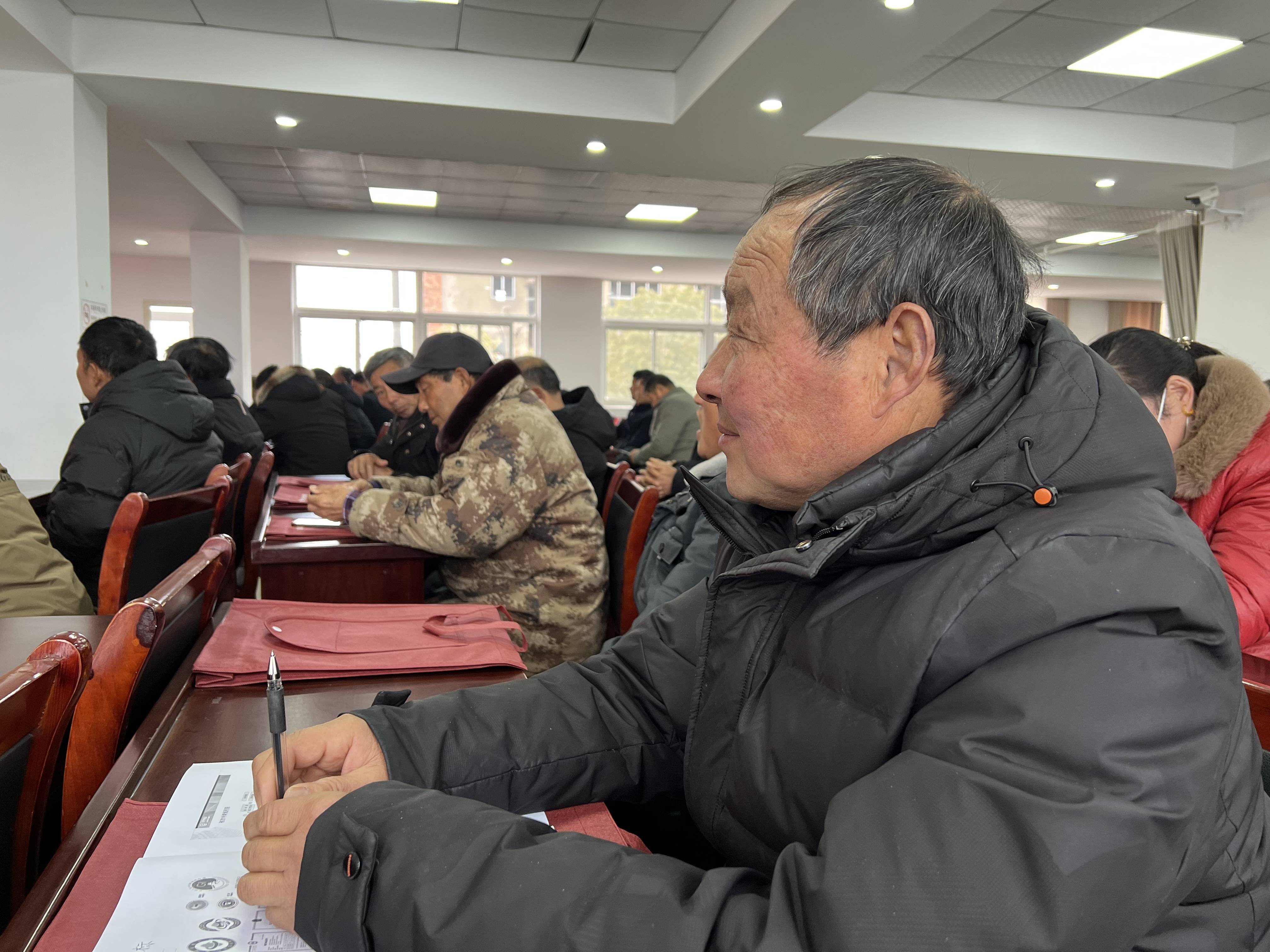 中央农广校陈春永老师传授"一稻四虾"模式,盱眙马坝镇农民热情高涨