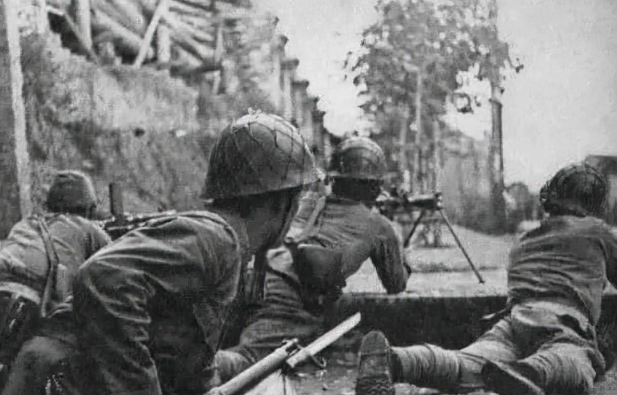 片场地上,敌人早就在这里布置好了,群众周围的鬼子们端着明晃晃的刺刀