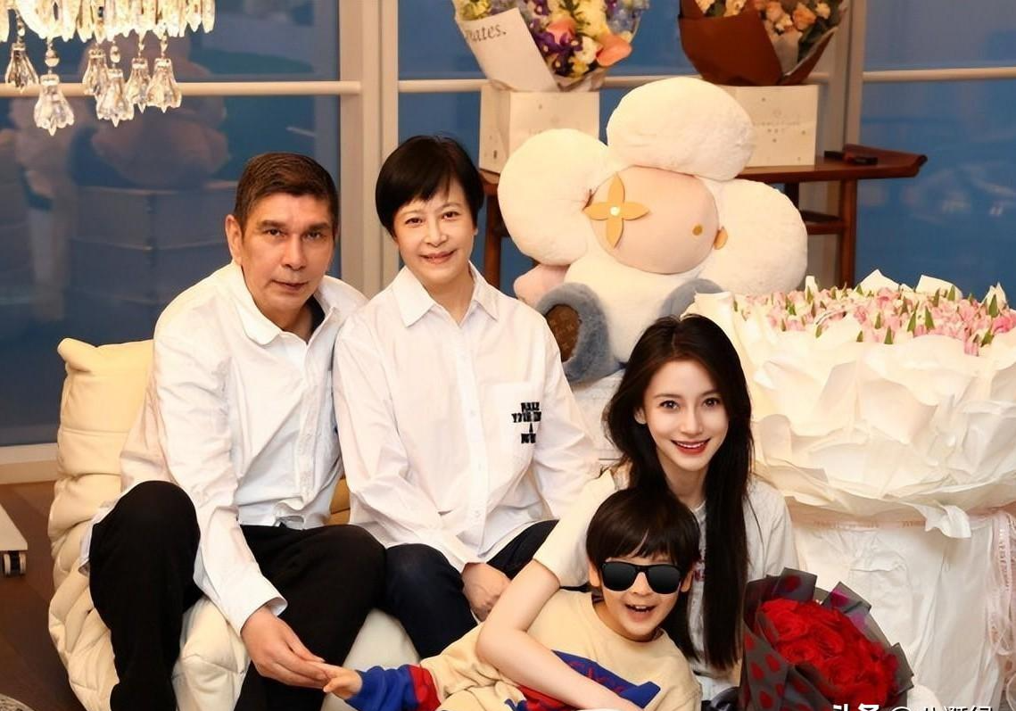 杨颖生日与家人共度,7岁小海绵暴风抽高,长相像极了黄晓明_杨幂_孩子