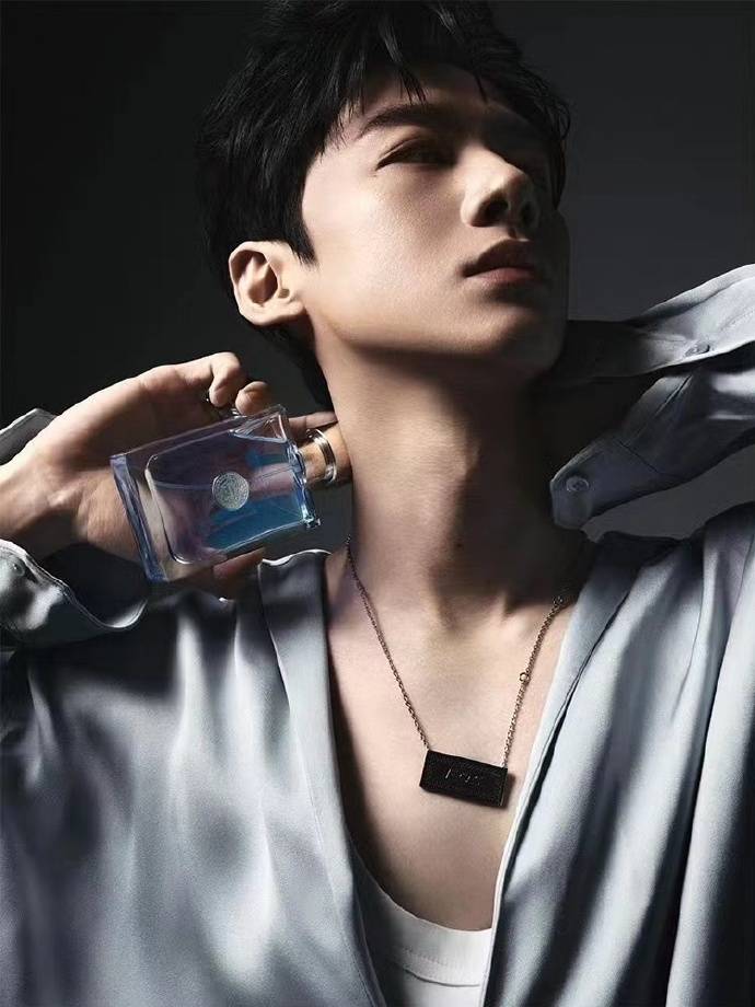 白敬亭成为versace范思哲全球香水代言人,开启一场飘逸感观之旅_消费