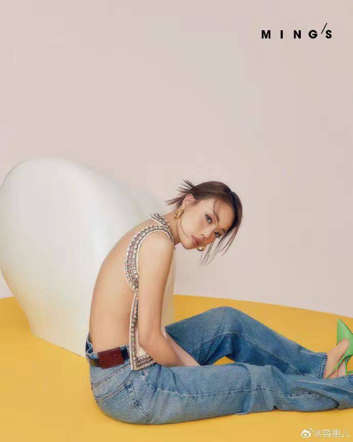 容祖儿美背惊艳,笑容撩人!时尚封面展现无双魅力_高跟鞋_白色_照片