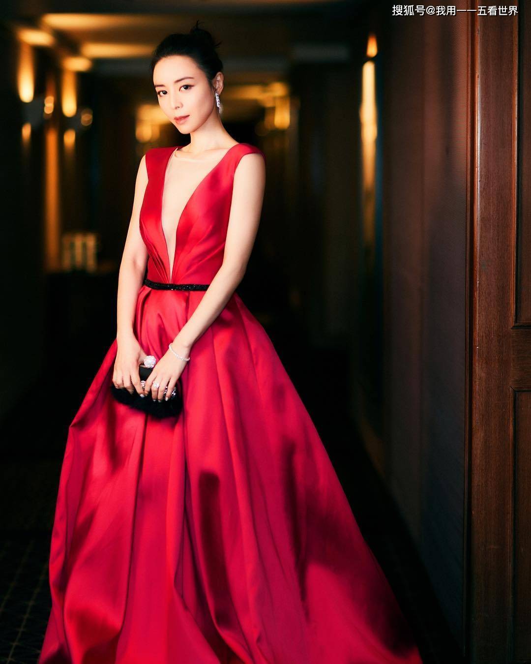 44岁张静初,饱满性感韵味十足!_身材_价值_眼神