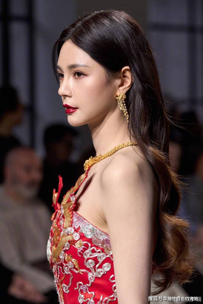 沈梦辰巴黎时装周惊艳亮相,中国风走秀惊艳全场!_明星_人生_心情