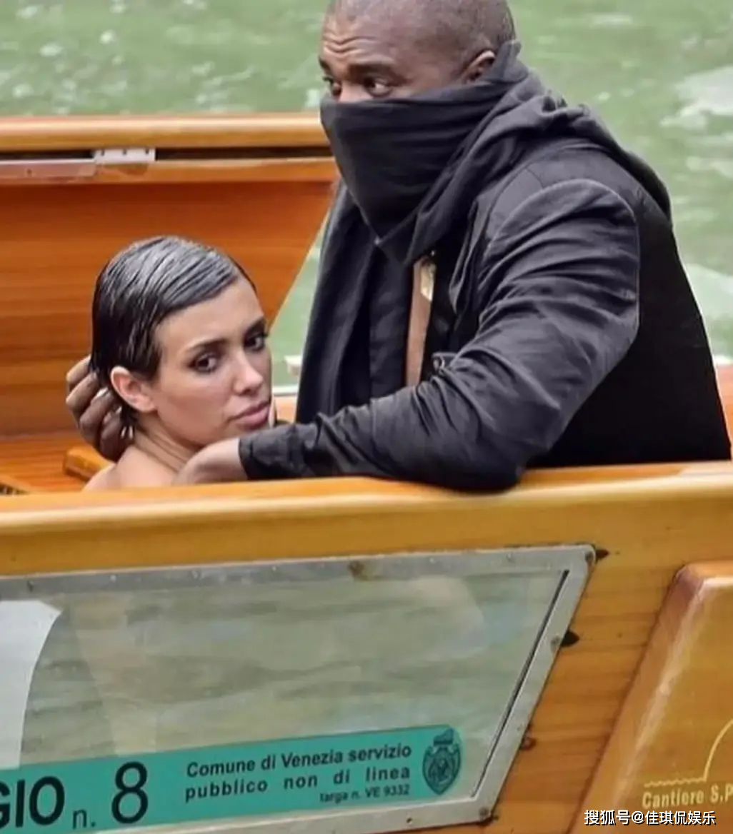 居然敢把妻子当做一个垃圾的裸体战利品到处炫耀_行为_卡戴珊_穿着