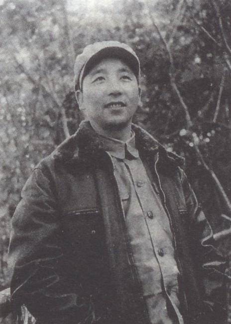 秦基伟正在农场监督劳动,岗哨通知外面有人找,他想:什么事呢?