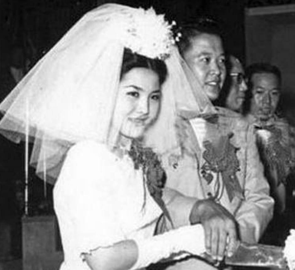 李显斌和张美云后来,受够了在台湾被监视生活的李显斌,带着老婆孩子