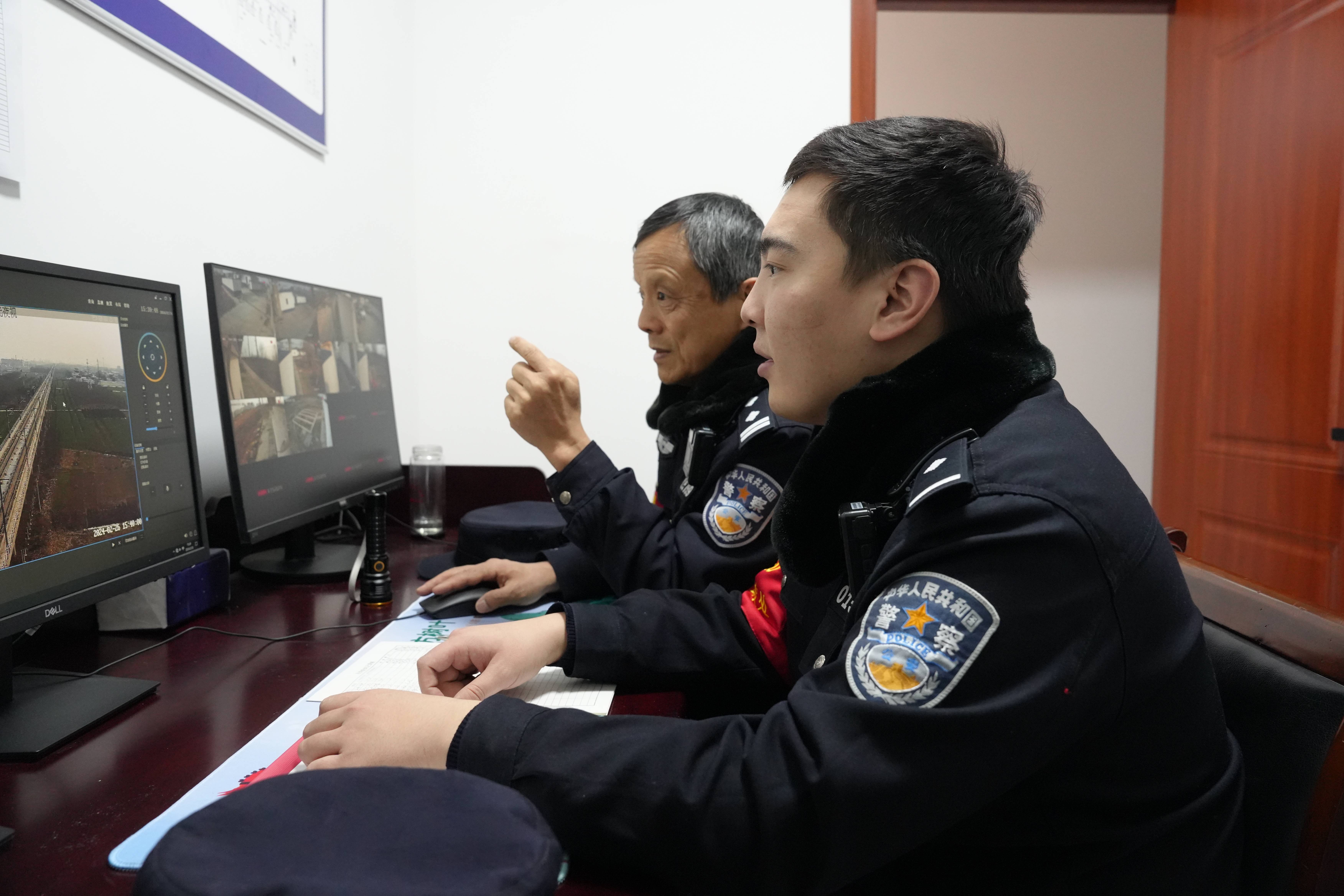 "旅客们好,我是民警田志军,春运期间大家可能采取飞机的出行方式,提醒