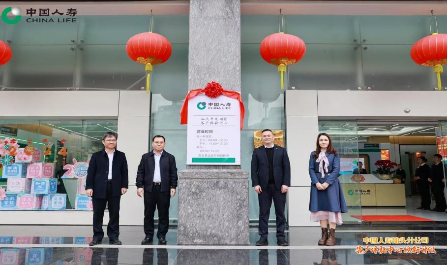 现场设有潮汕非物质文化遗产展演,如铁枝木偶(纸影),钩花,蛋雕,金漆画