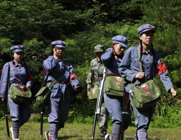 湖北一农妇去世,孙女收拾遗物时发现半本日记,才知奶