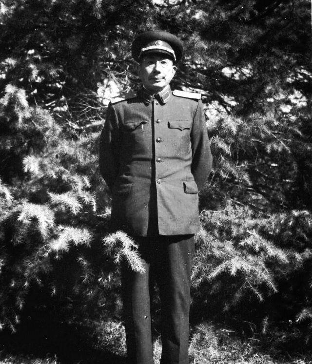 原创武汉军区副司令姚喆在饭店遭遇歹徒的挑衅将军说你过来跟我说