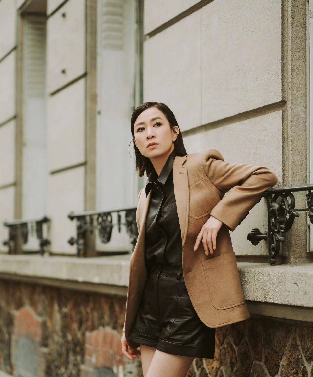 原创佘诗曼巴黎街头惊艳登场黑咖配色引领时尚新潮流