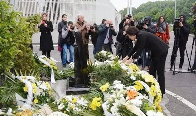 原创许杏虎夫妻墓地美击中了南斯拉夫联盟大使馆夫妻俩不幸遇难