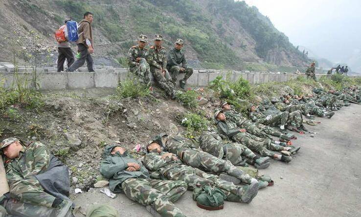 原创汶川地震时一张西安老师救娃照感动众人他们相约5年一见