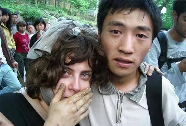 安纳特的伤势不重,尚且可以自己行走,但是玛阿雅的伤势实在太过严重