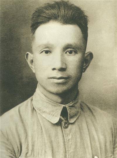 原创为何战神的绑腿比别人的粗叶挺让他把绑腿解下来看看后明白了