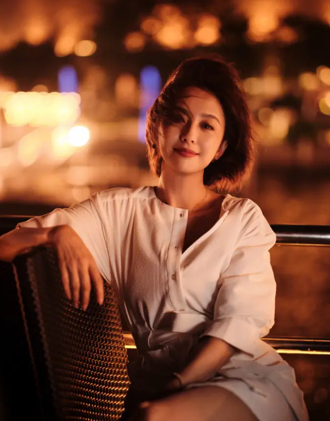 照片中的佟丽娅身着一袭白色连衣裙,优雅迷人,尽显女性的婉约与柔美.