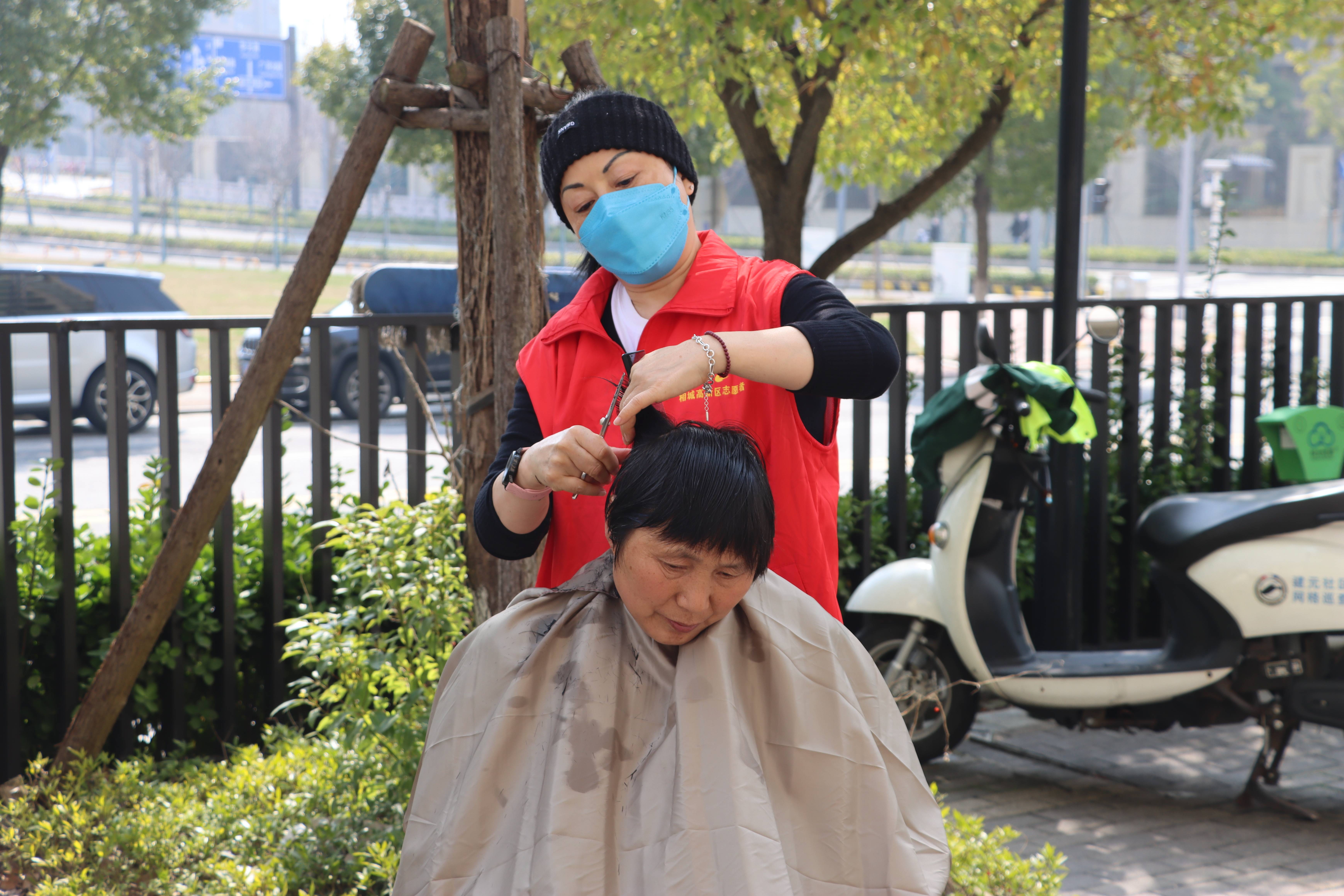 中心热闹非凡,"建小元"志愿服务队的志愿者傅怡嬅阿姨早早来到现场,一