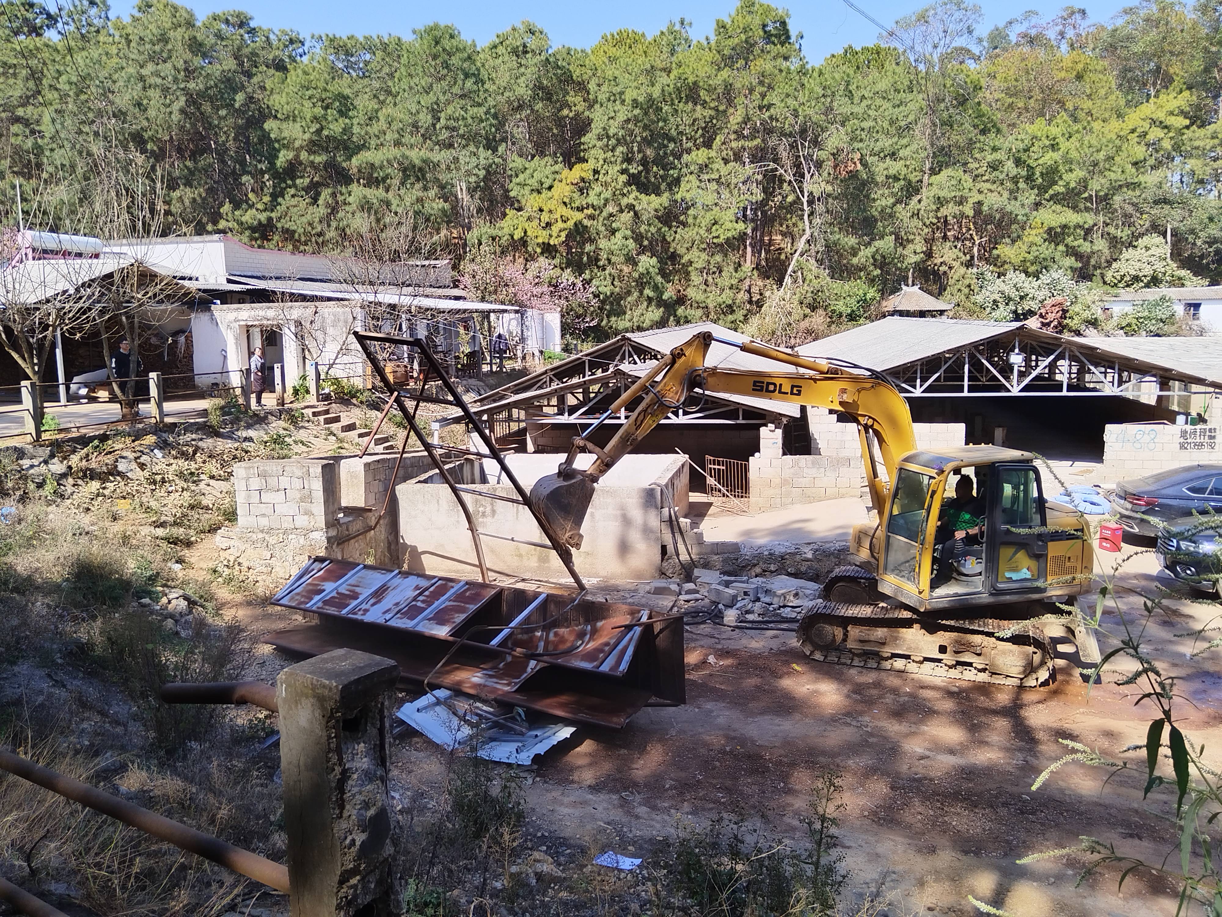隆阳区西邑乡拆除私设上猪台规范牲畜交易秩序