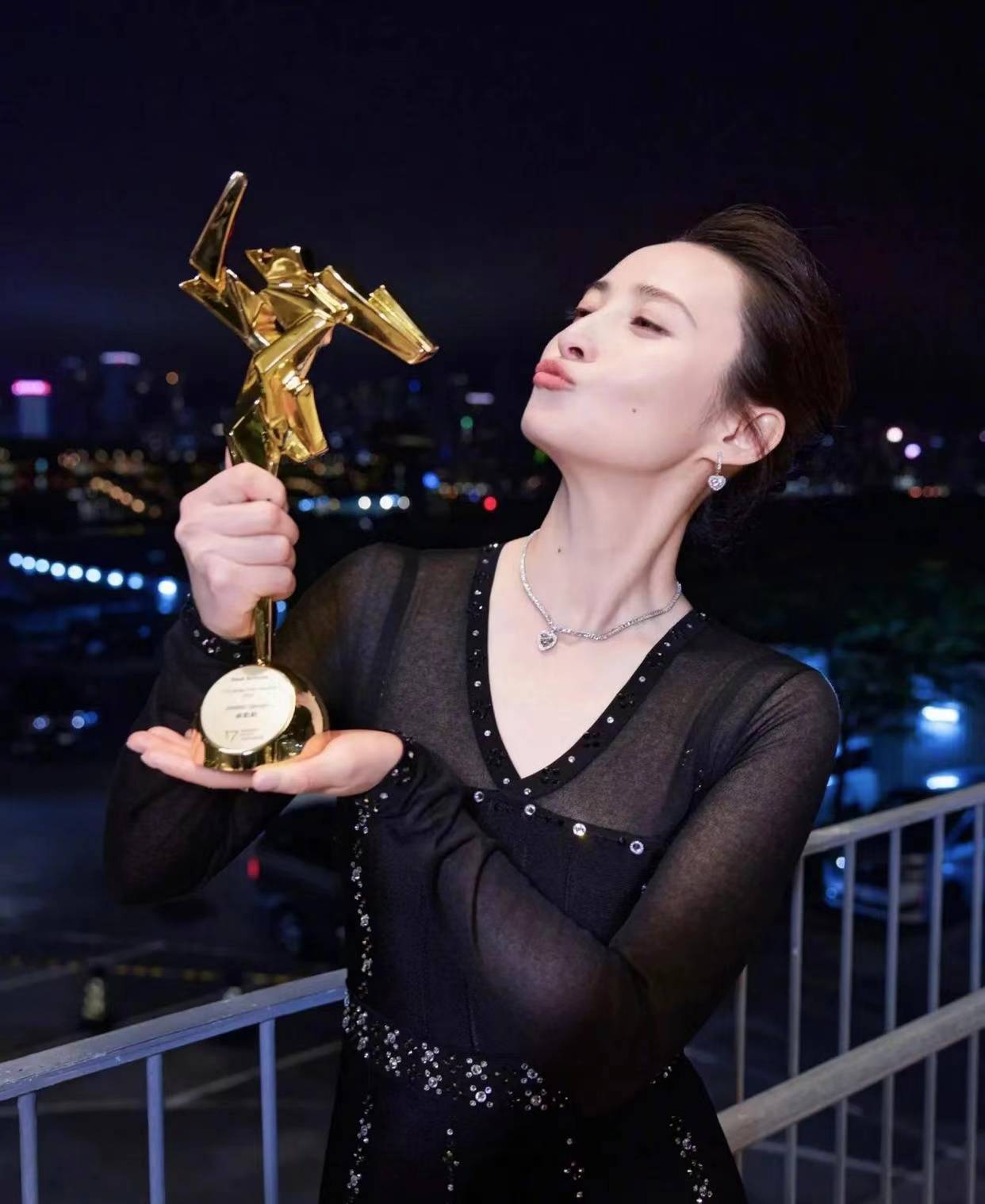 原创蒋勤勤闪耀亚洲影坛荣获影后殊荣陈建斌激动飞吻送祝福光彩照人