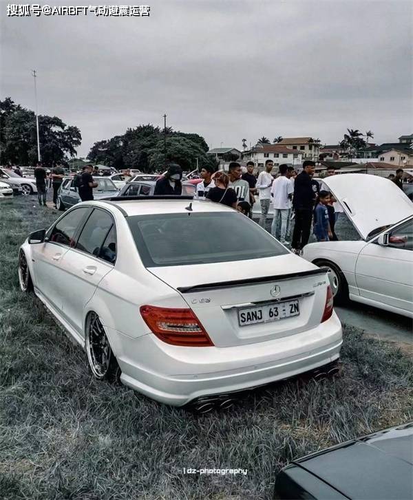 奔驰c63是一款高性能车型,采用了0升双涡轮增压v8发动机,发动机具有