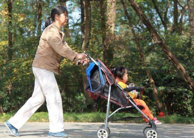 请农村的婆婆来带孩子回来看到这一幕心累