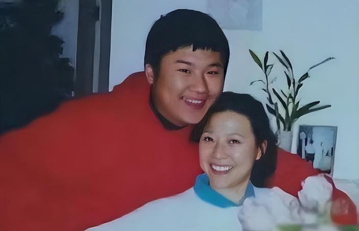 演员王骁:40岁走红,娶平凡妻子生一女,是母亲王馥荔的骄傲_父母_工作