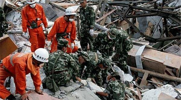 地震以后,百姓都在这一片废墟之中等待救援,这一次的地震影响太大