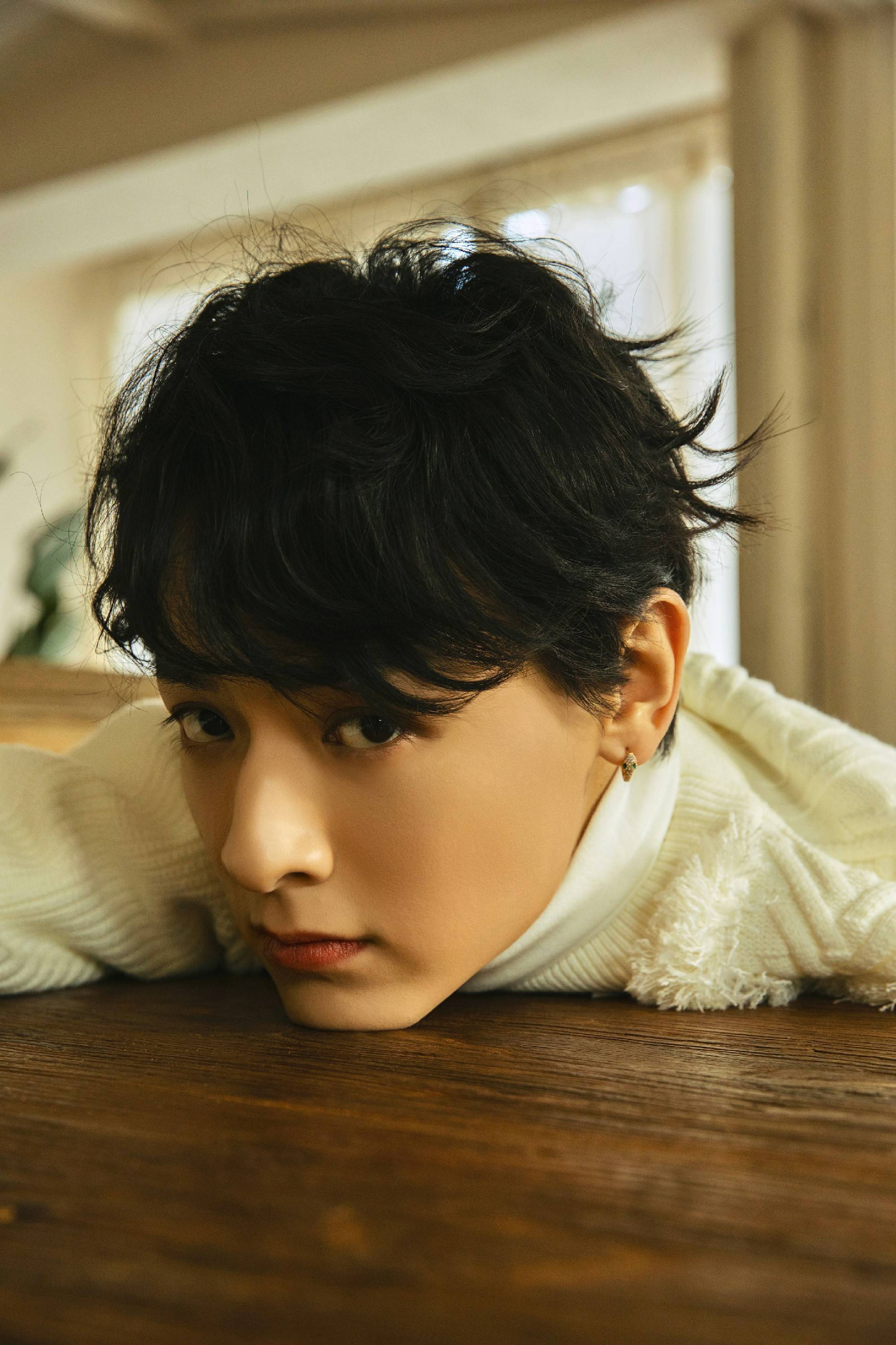 小兰花娱乐旗下演员白澍春日慵懒风写真释出尽现邻家大男孩气质